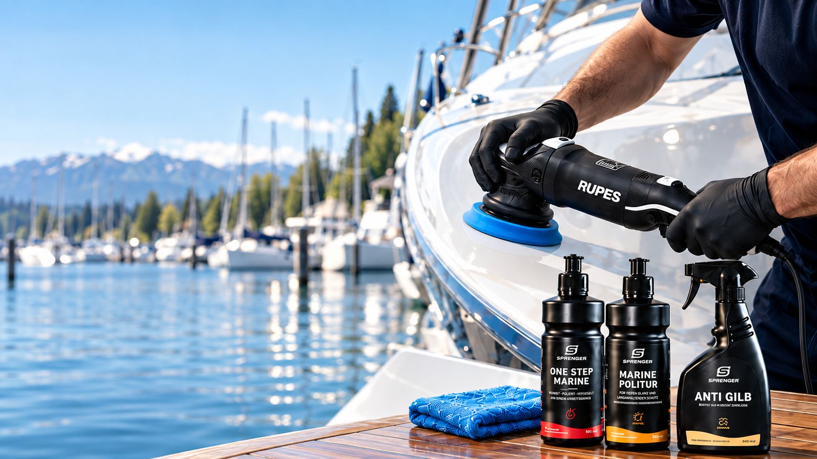 Techniker poliert einen weißen Bootsrumpf mit einer RUPES-Poliermaschine, daneben HS Sprenger Pflegeprodukte – im Hintergrund eine Marina am Bodensee